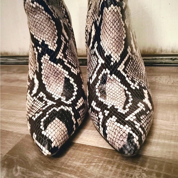 🌷Sold!🌷Alice + Olivia Snake Skin Leather Stiletto Ankle Boots! Size 9.5 - Picture 4 of 6
